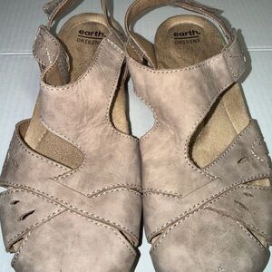 Earth Origins Women’s Neutral Tan Comfort Sandals. Women’s size 6